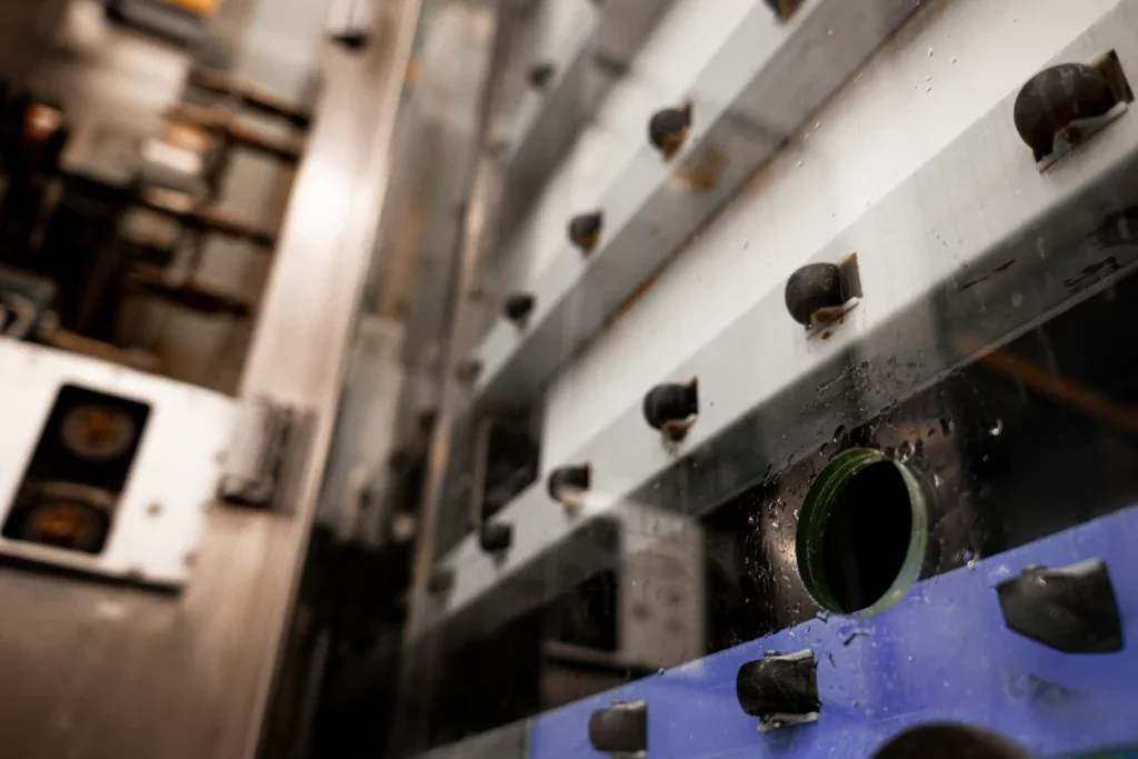 Detailaufnahme einer Glasbohrmaschine in der Fertigung