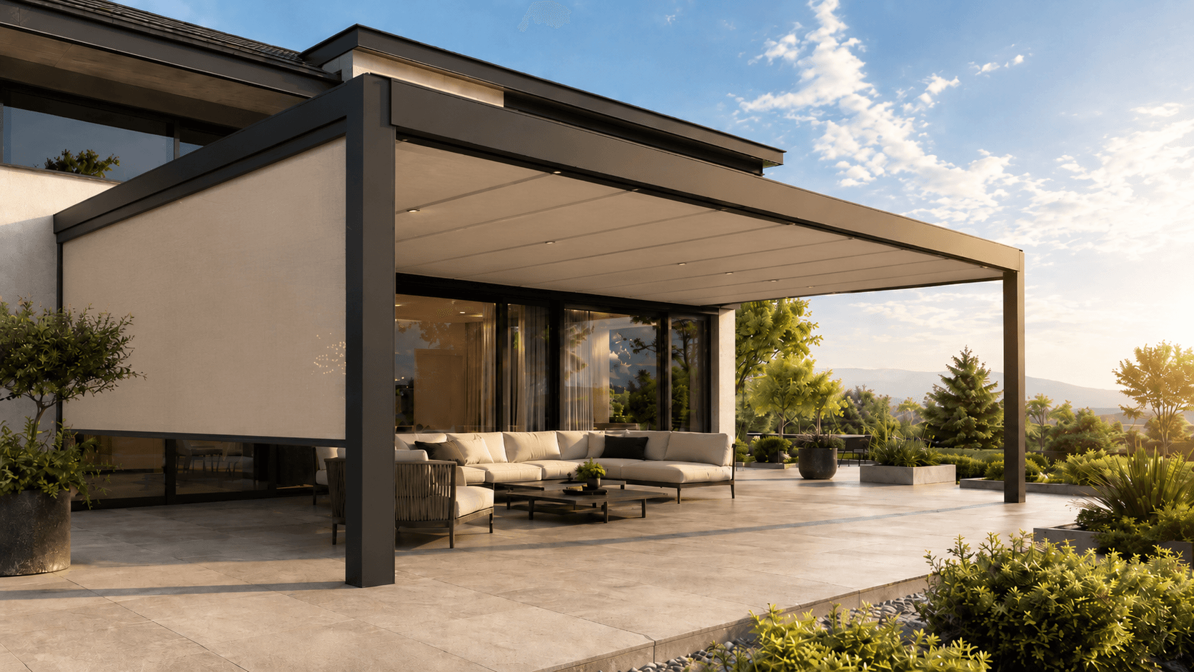 Sonnige Terrasse mit moderner Beschattung