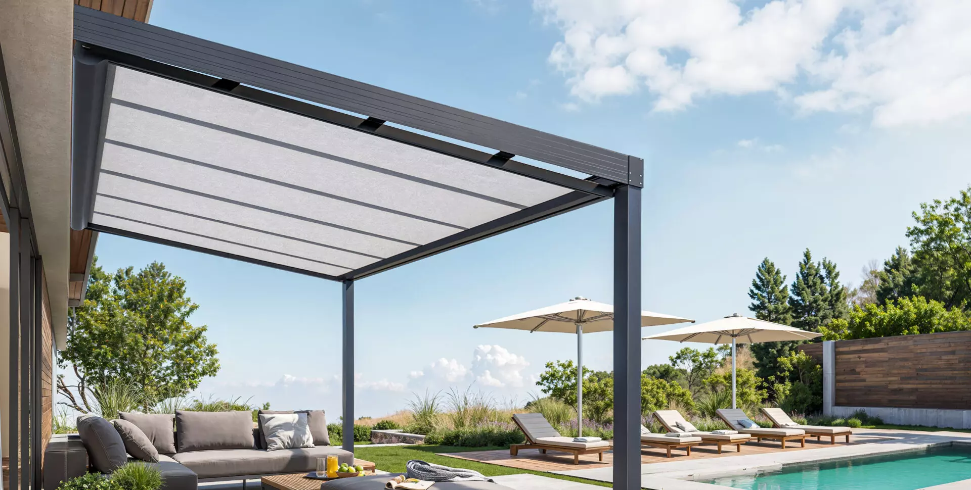 Solara Unterdachmarkise unter einer Terrassenüberdachung