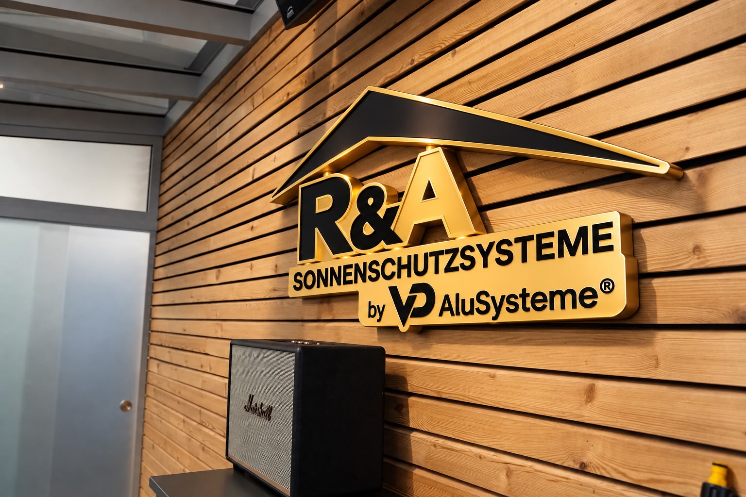 R&A Schriftzug an der Holzwand unserer Ausstellung